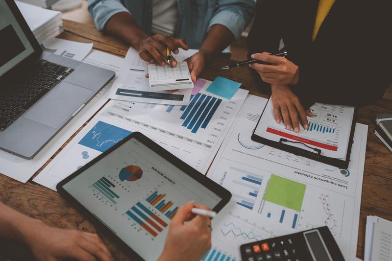 Which Stocks Are Beating the Market in This Consolidation Phase?