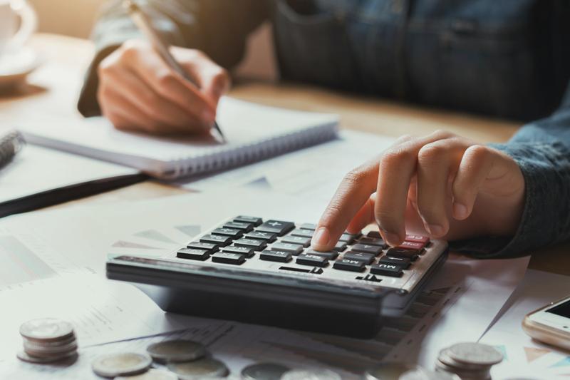 TCS (NSE:TCS) IT Positioning Faces Valuation and Demand Assessment