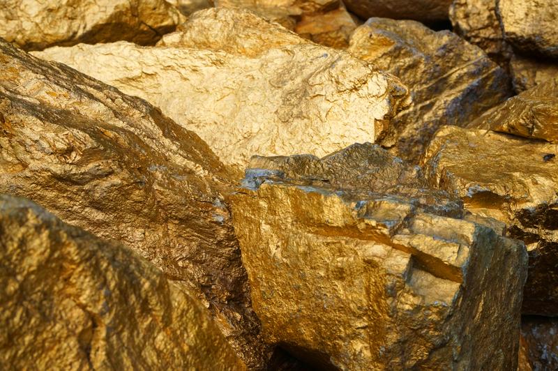 Why Are Gold Prices Falling Today? Strong Dollar, Fed Rate Expectations, and U.S.-Iran Talks Keep Bullion Under Pressure